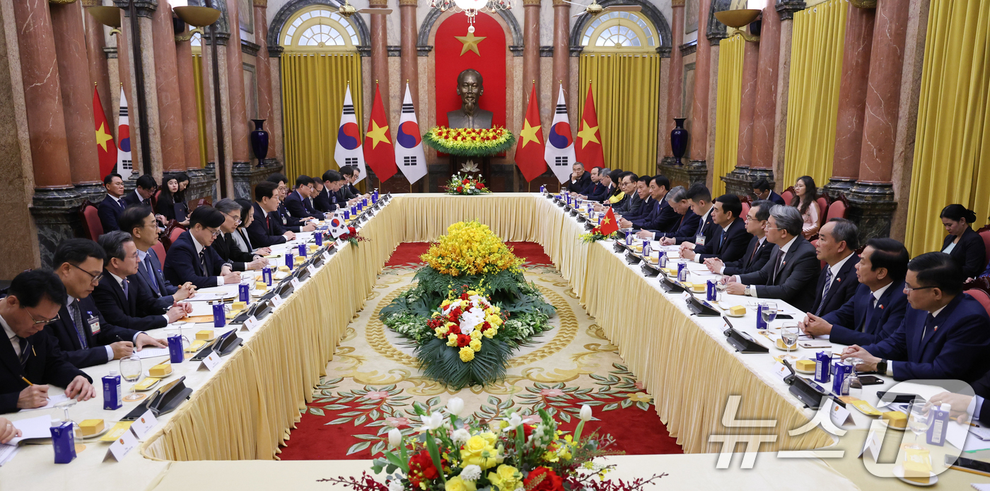 (하노이(베트남)=뉴스1) 이재명 기자 = 이재명 대통령과 또 럼 베트남 당서기장이 22일(현지시간) 하노이 주석궁에서 정상회담을 하고 있다. 2026.4.22/뉴스1