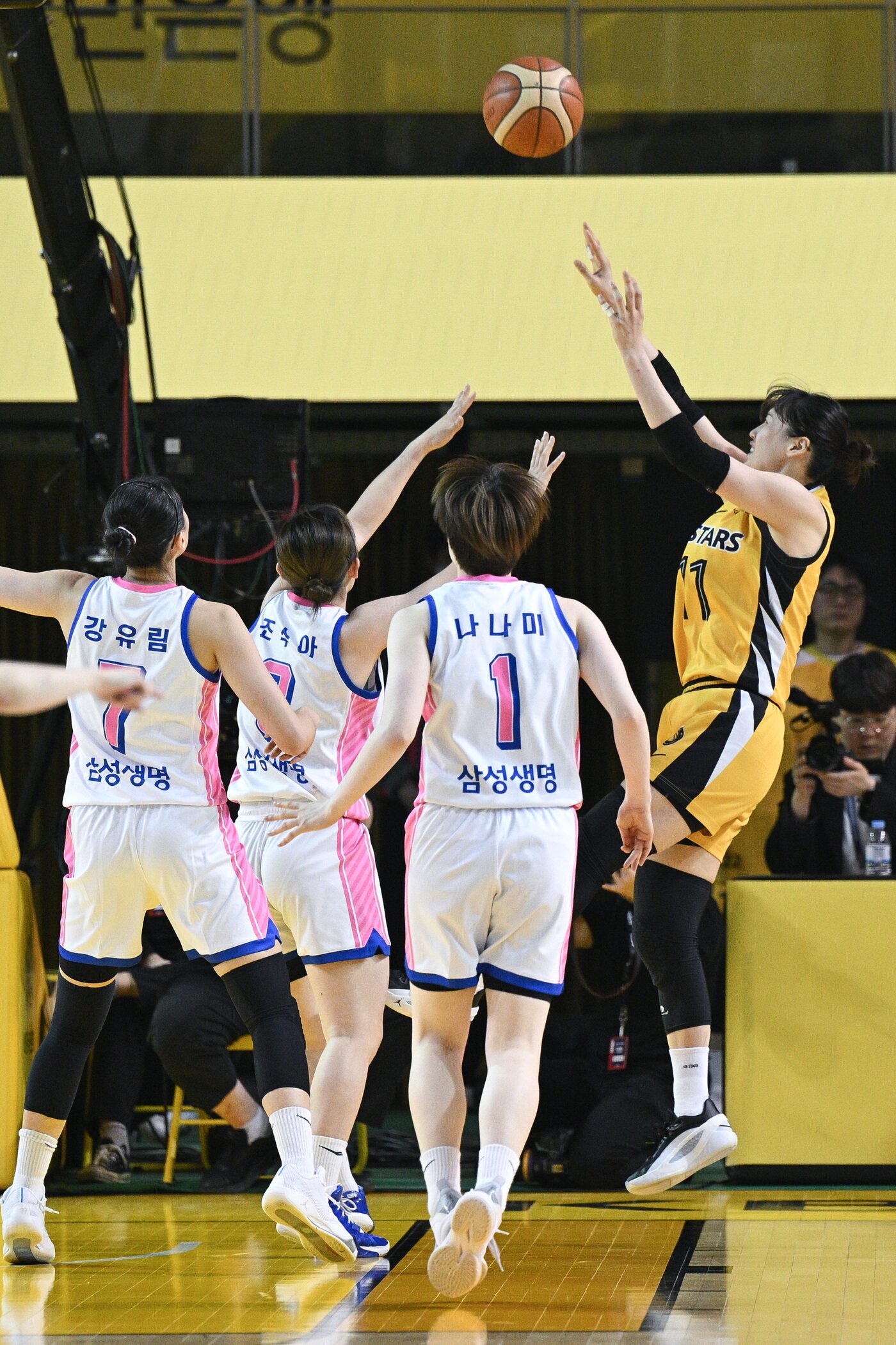 본문 이미지 - 슛 던지는 청주 KB스타즈의 강이슬(오른쪽). (WKBL 제공)