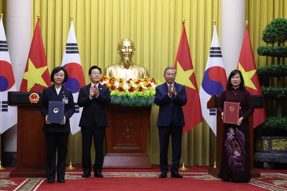 李대통령, 베트남 신지도부 관계 다지기…재계 총수와 세일즈 외교