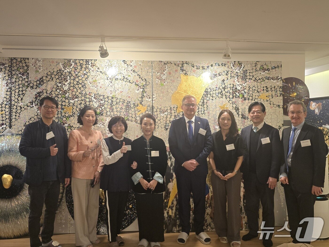 본문 이미지 - 2026년 4월 21일 '제368회 CICI-Korea CQ 포럼' 특강 참석자들이 기념 촬영을 하고 있다. (왼쪽부터) 박재우 BIO성형외과 원장, 이영주 이영주콜렉션 대표, 최정화 CICI 이사장, 오명희 작가, 이반 얀차렉 체코 대사,박수정 한국외대 교수·통역사,김용순 올댓아너스 대표, 디디에 벨뚜와즈 Cs 대표 ⓒ 뉴스1 김정한 기자