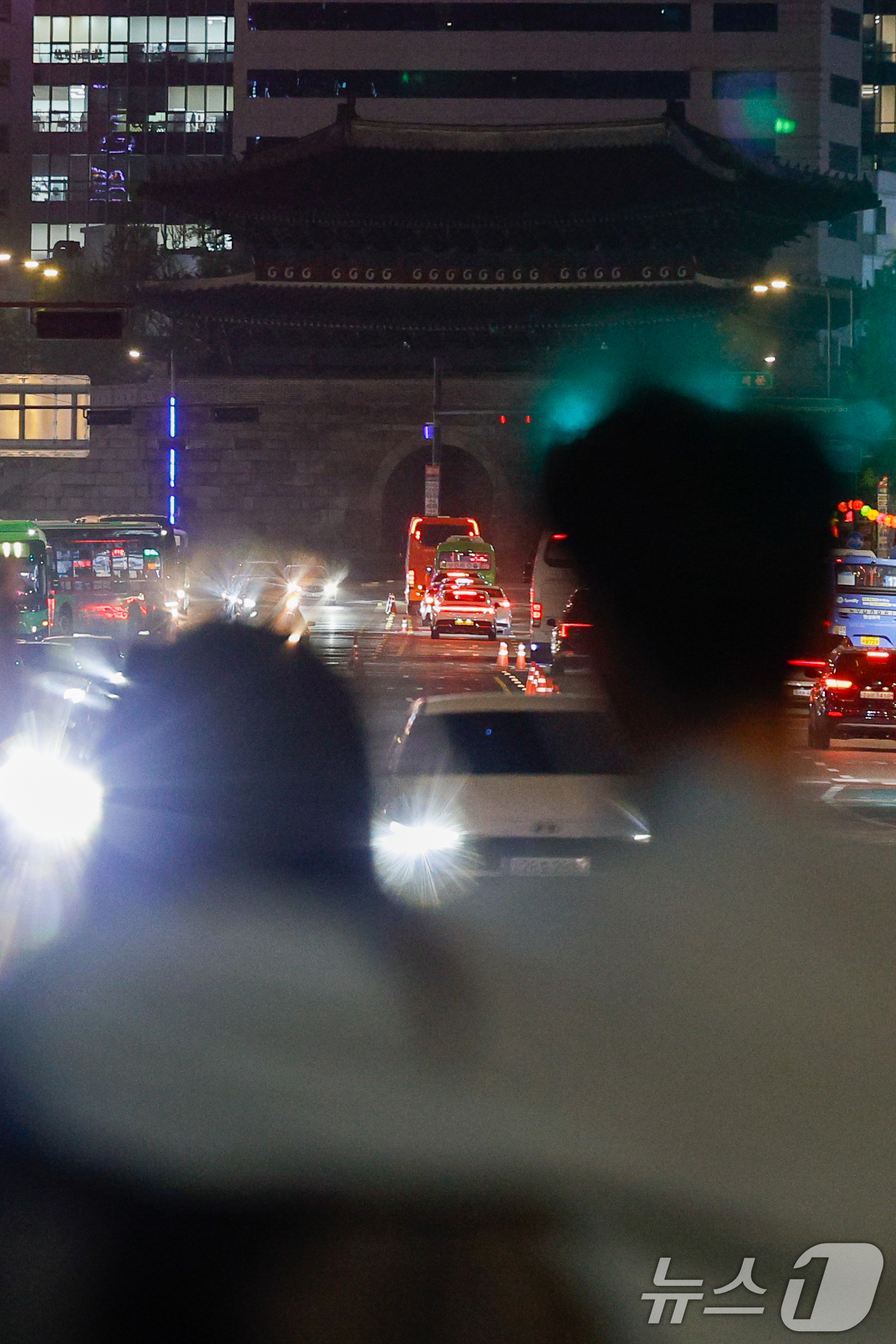 (서울=뉴스1) 안은나 기자 = 제56회 지구의 날을 맞아 22일 저녁 서울 중구 숭례문이 오후 8시부터 10분간 소등행사에 참여, 불이 꺼져 있다. 2026.4.22/뉴스1