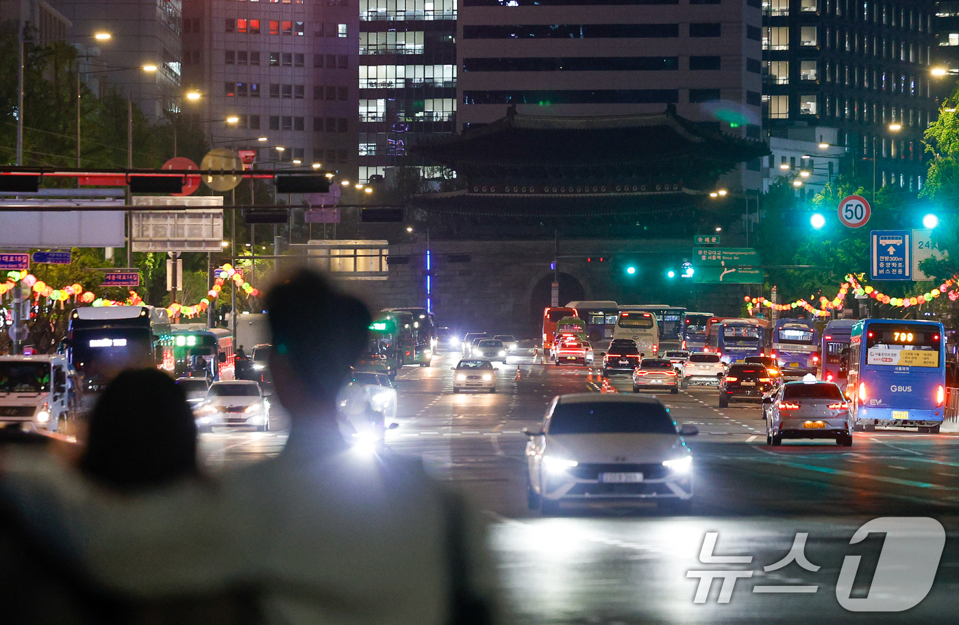 (서울=뉴스1) 안은나 기자 = 제56회 지구의 날을 맞아 22일 저녁 서울 중구 숭례문이 오후 8시부터 10분간 소등행사에 참여, 불이 꺼져 있다. 2026.4.22/뉴스1