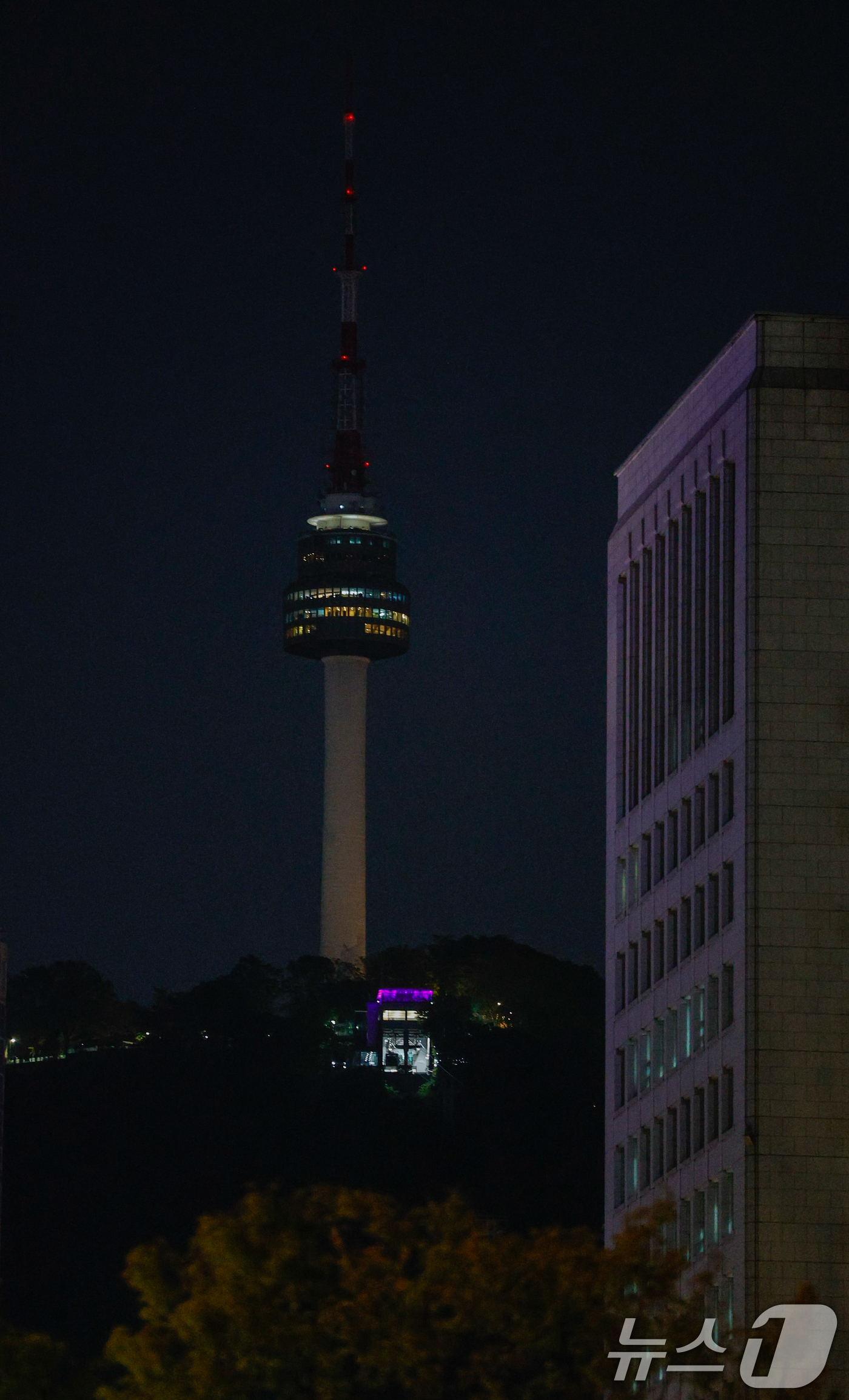 (서울=뉴스1) 안은나 기자 = 제56회 지구의 날을 맞아 22일 저녁 서울 남산 N서울타워가 소등행사에 참여, 불이 꺼져 있다. 2026.4.22/뉴스1