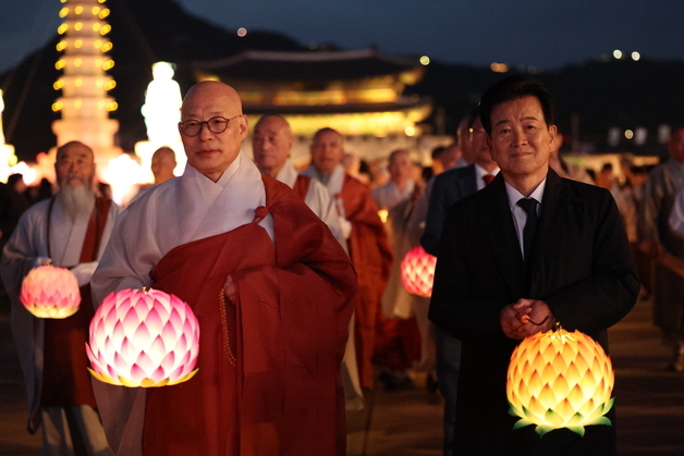 정동영 "보현사 석탑 불빛, 남북 고루 비추길"…北석탑 모형 점등식