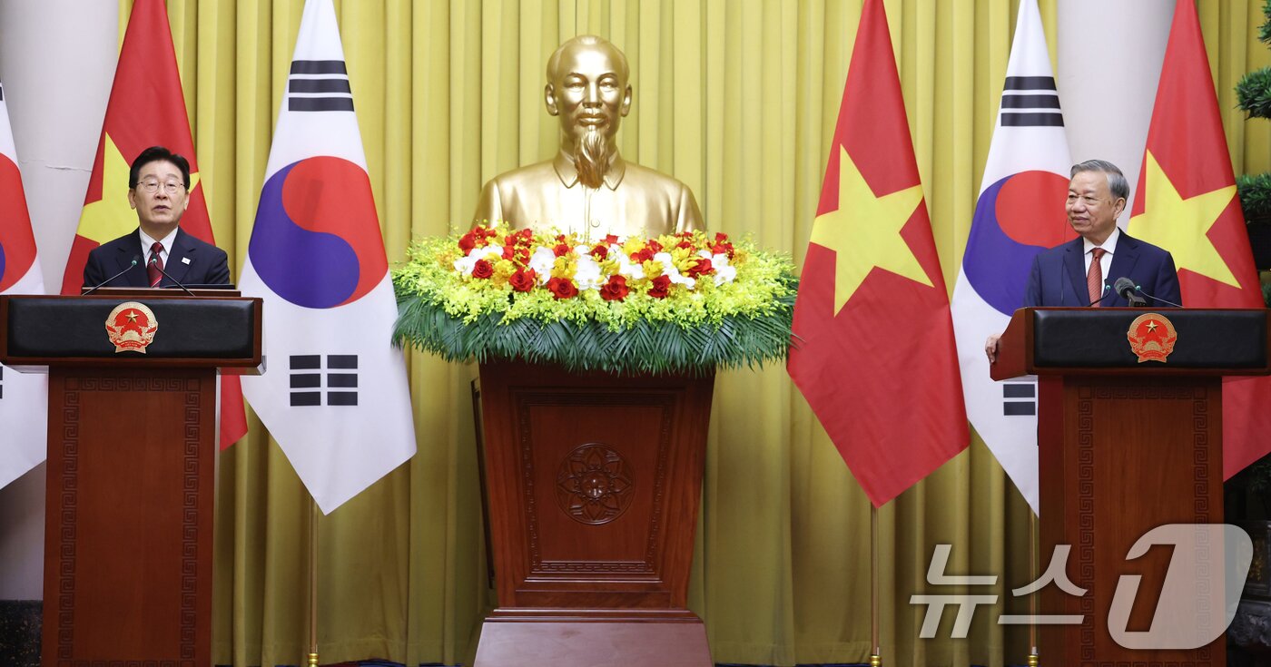 본문 이미지 - 이재명 대통령이 22일(현지시간) 하노이 주석궁에서 열린 한-베트남 공동언론발표에서 발언을 하고 있다. 2026.4.22 ⓒ 뉴스1 이재명 기자