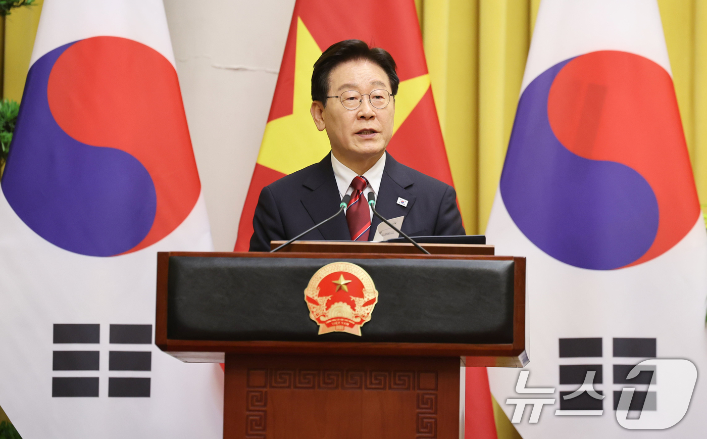 (하노이(베트남)=뉴스1) 이재명 기자 = 이재명 대통령이 22일(현지시간) 하노이 주석궁에서 열린 한-베트남 공동언론발표에서 발언을 하고 있다. 2026.4.22/뉴스1
