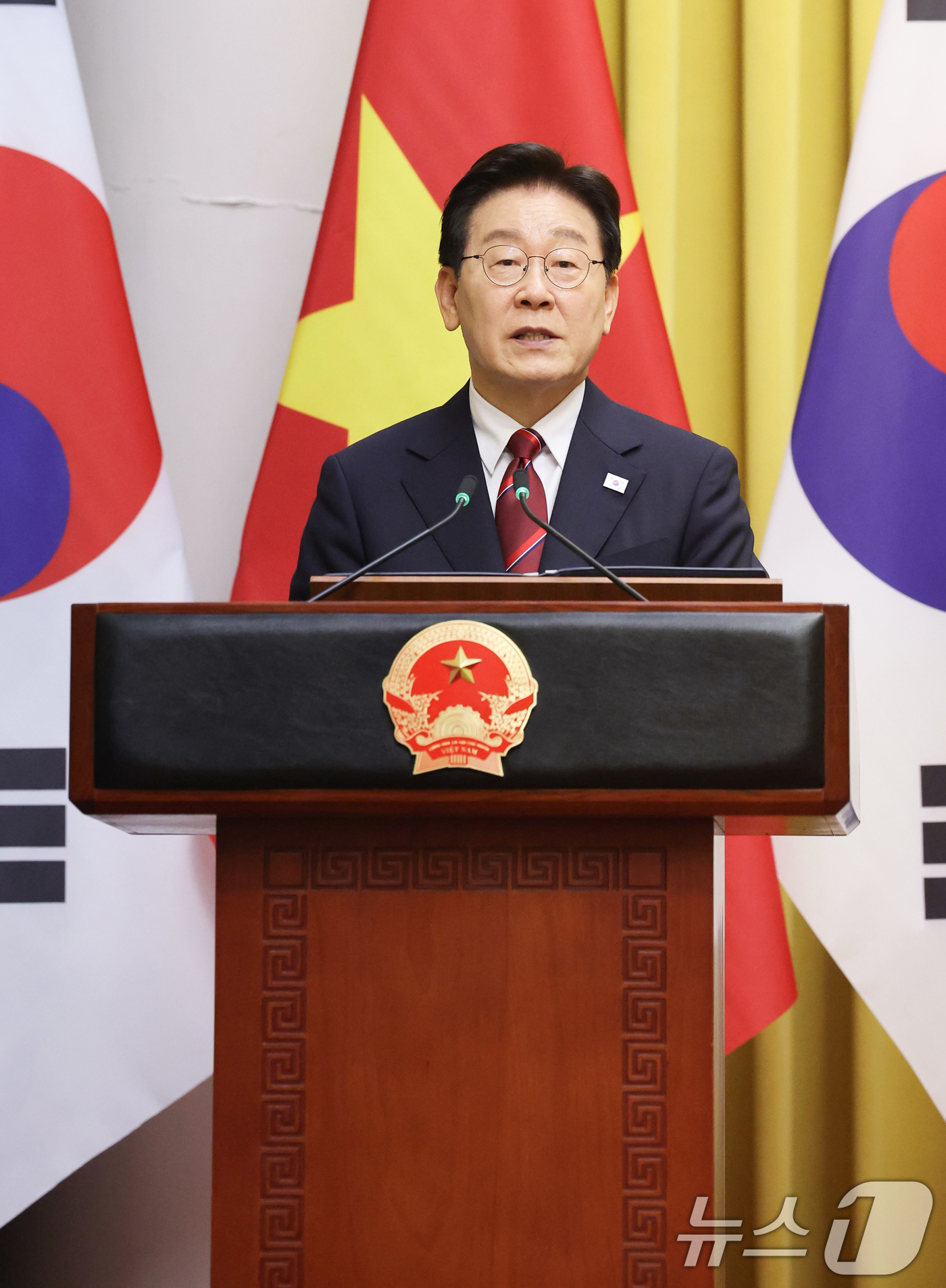 (하노이(베트남)=뉴스1) 이재명 기자 = 이재명 대통령이 22일(현지시간) 하노이 주석궁에서 열린 한-베트남 공동언론발표에서 발언을 하고 있다. 2026.4.22/뉴스1