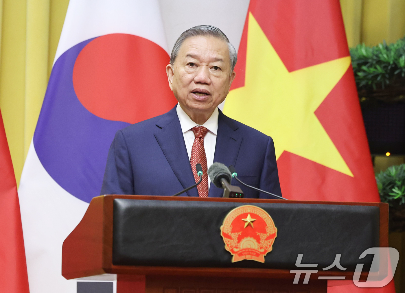 (하노이(베트남)=뉴스1) 이재명 기자 = 또 럼 베트남 당 서기장 겸 국가주석이 22일(현지시간) 하노이 주석궁에서 열린 한-베트남 공동언론발표에서 발언을 하고 있다. 2026. …