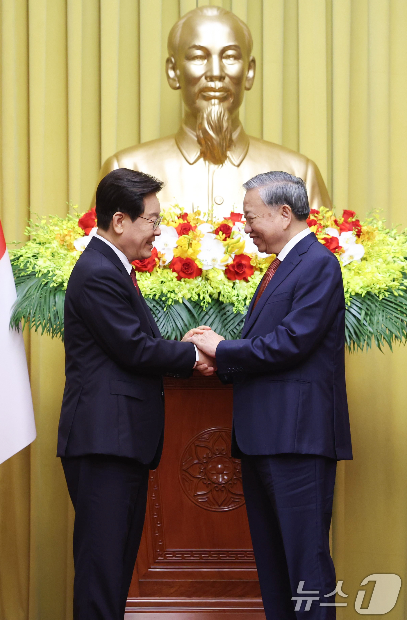 (하노이(베트남)=뉴스1) 이재명 기자 = 이재명 대통령과 또 럼 베트남 당 서기장 겸 국가주석이 22일(현지시간) 하노이 주석궁에서 열린 공동언론발표를 마친 후 악수하고 있다. …