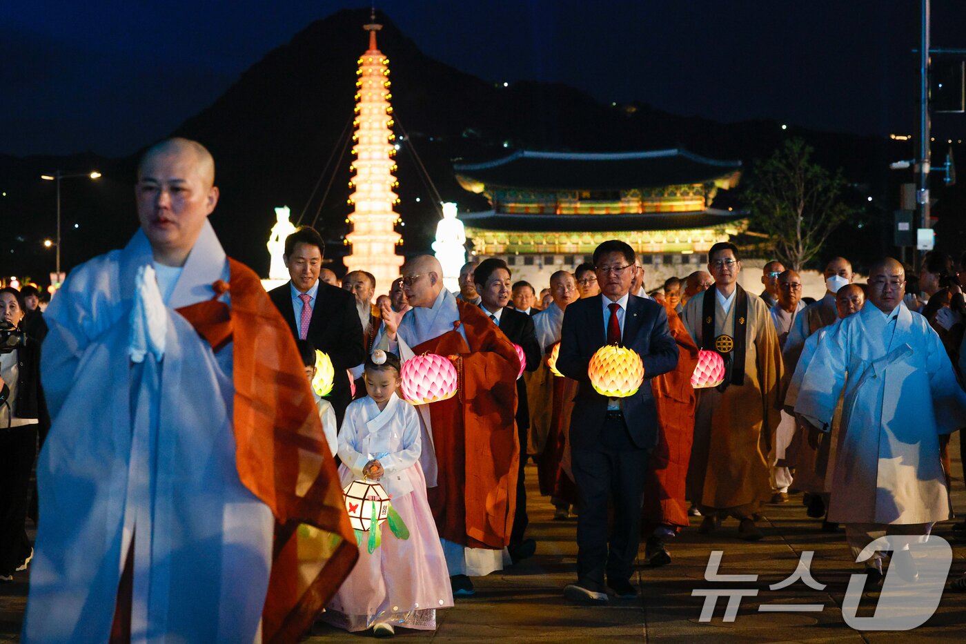 본문 이미지 - 부처님 오신 날을 앞두고 22일 오후 서울 종로구 광화문광장에서 열린 '평화와 화합의 보현사 탑등' 봉축점등식에서 조계쫑 총무원장 진우스님과 오세훈 서울시장이 탑돌이를 하며 대화하고 있다. 2026.4.22 ⓒ 뉴스1 안은나 기자