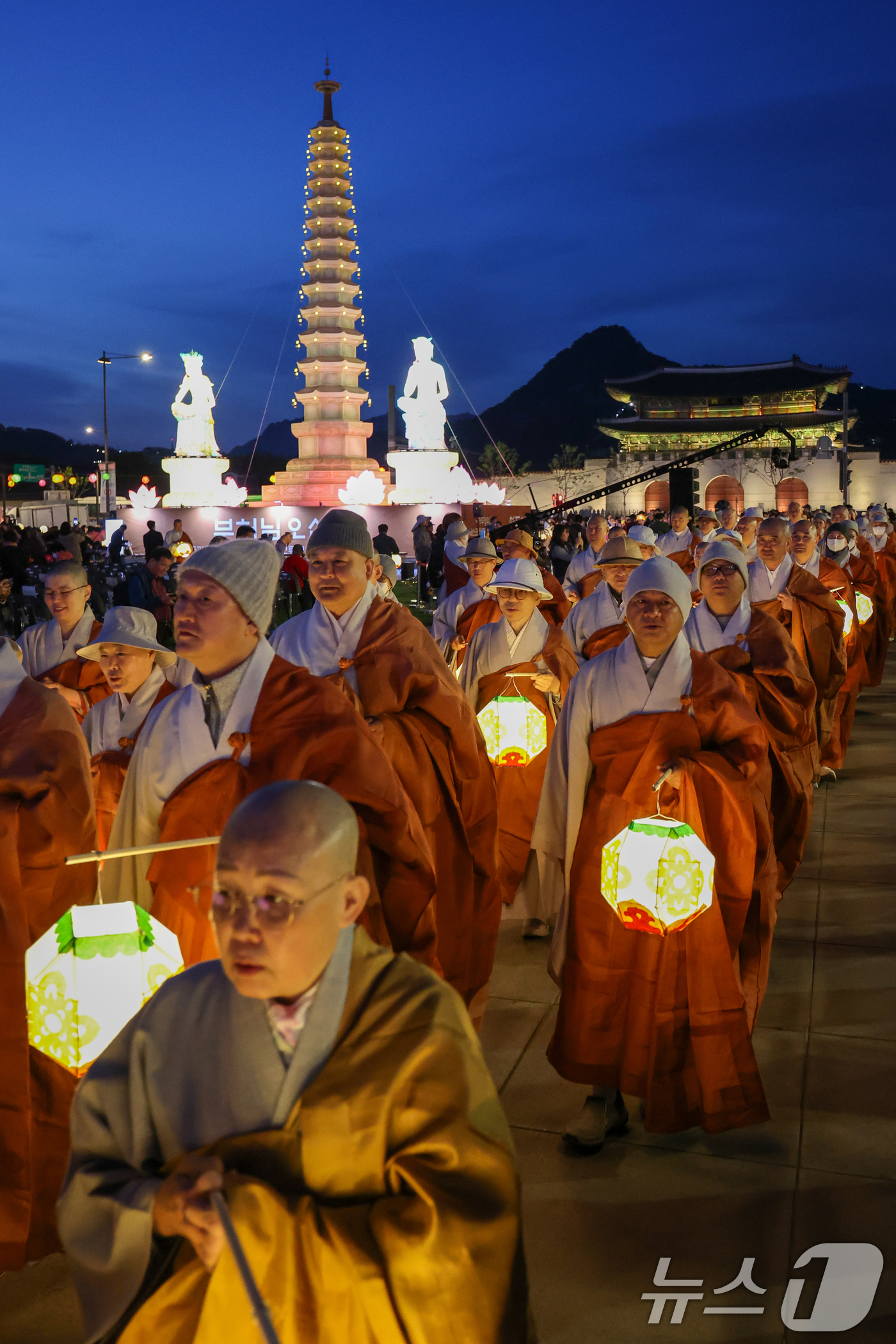(서울=뉴스1) 안은나 기자 = 부처님 오신 날을 앞두고 22일 오후 서울 종로구 광화문광장에서 열린 '평화와 화합의 보현사 탑등' 봉축점등식에서 스님들이 탑돌이를 하고 있다. 2 …