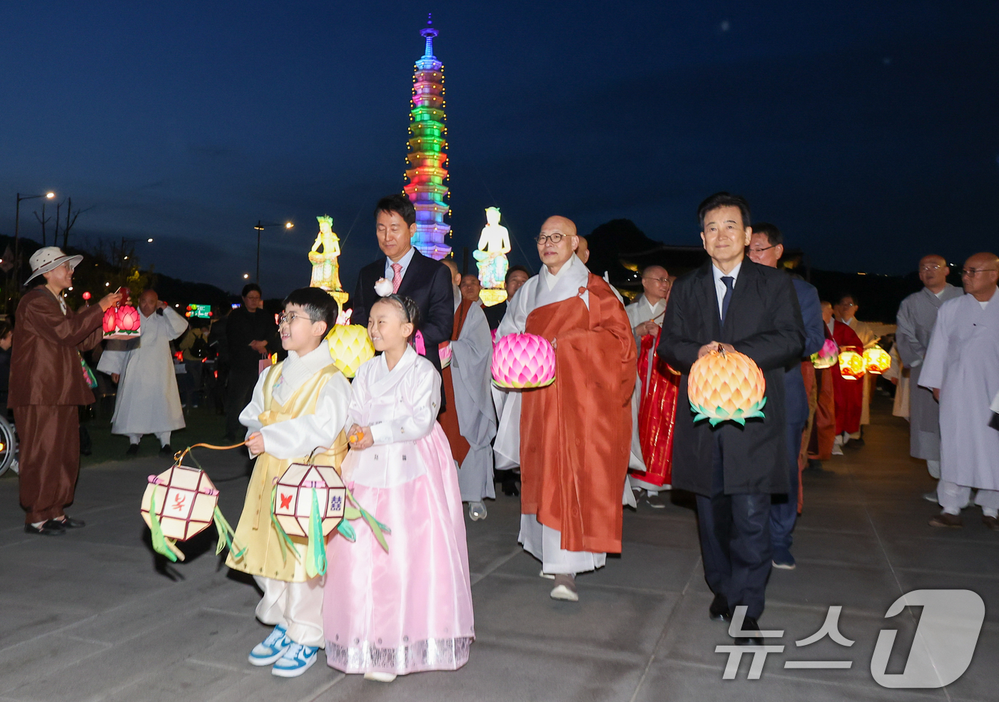 (서울=뉴스1) 안은나 기자 = 부처님 오신 날을 앞두고 22일 오후 서울 종로구 광화문광장에서 열린 '평화와 화합의 보현사 탑등' 봉축점등식에서 조계쫑 총무원장 진우스님과 오세훈 …