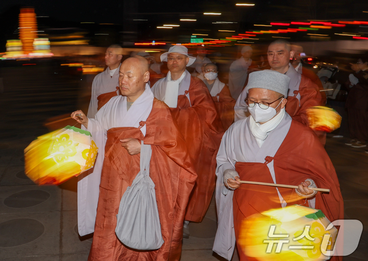 (서울=뉴스1) 안은나 기자 = 부처님 오신 날을 앞두고 22일 오후 서울 종로구 광화문광장에서 열린 '평화와 화합의 보현사 탑등' 봉축점등식에서 스님들이 탑돌이를 하고 있다. 2 …