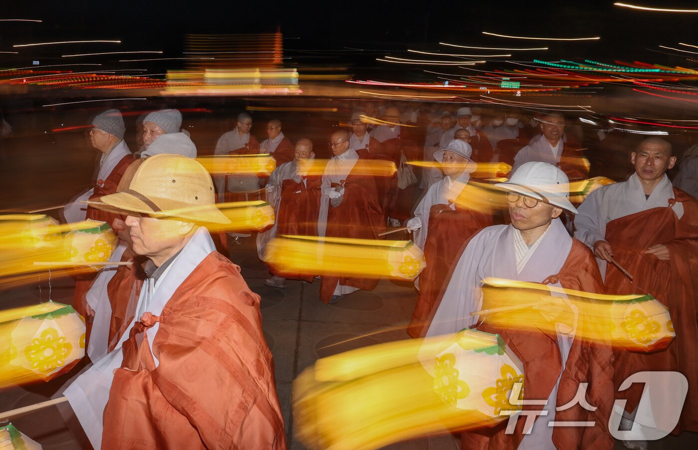 본문 이미지 - 부처님 오신 날을 앞두고 22일 오후 서울 종로구 광화문광장에서 열린 '평화와 화합의 보현사 탑등' 봉축점등식에서 스님들이 탑돌이를 하고 있다. 2026.4.22 ⓒ 뉴스1 안은나 기자