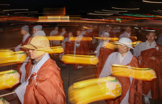 부처님 오신 날 앞두고 열린 봉축점등식 탑돌이