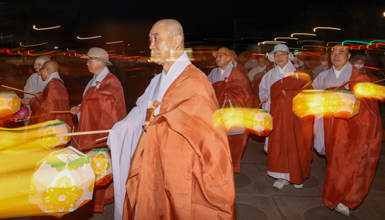 부처님 오신 날 앞두고 탑돌이