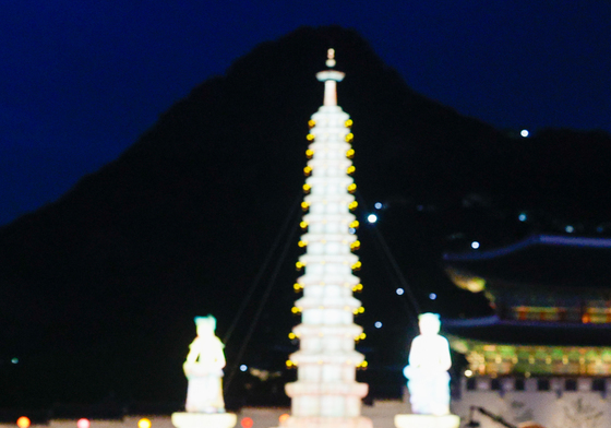 밝은 연등 들고 탑돌이 나선 불자들