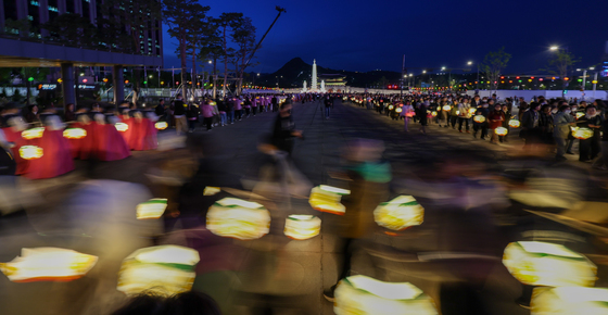 광화문광장 물들인 연등 행렬