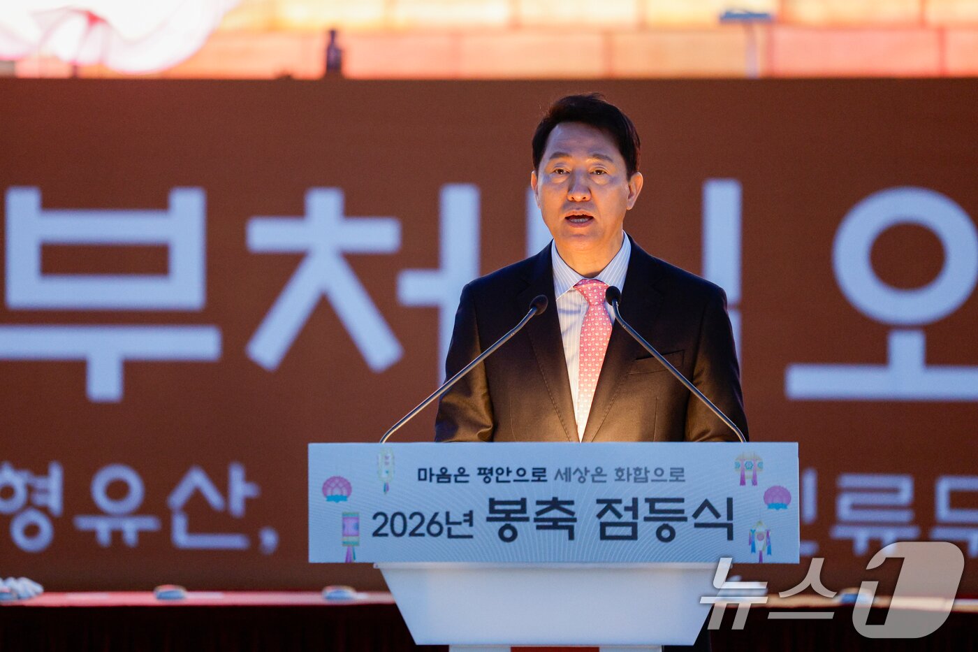 본문 이미지 - 오세훈 서울시장이 부처님 오신 날을 앞두고 22일 오후 서울 종로구 광화문광장에서 열린 '평화와 화합의 보현사 탑등' 봉축점등식에 참석해 축사를 하고 있다. 2026.4.22 ⓒ 뉴스1 안은나 기자