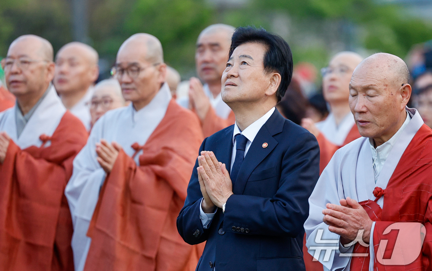 (서울=뉴스1) 안은나 기자 = 정동영 통일부 장관이 부처님 오신 날을 앞두고 22일 오후 서울 종로구 광화문광장에서 열린 '평화와 화합의 보현사 탑등' 봉축점등식에 참석해 반야심 …