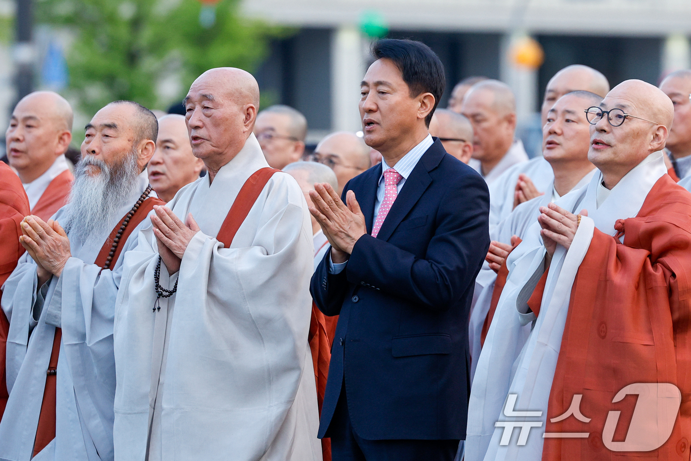 (서울=뉴스1) 안은나 기자 = 오세훈 서울시장, 조계종 총무원장 진우스님 등이 부처님 오신 날을 앞두고 22일 오후 서울 종로구 광화문광장에서 열린 '평화와 화합의 보현사 탑등' …