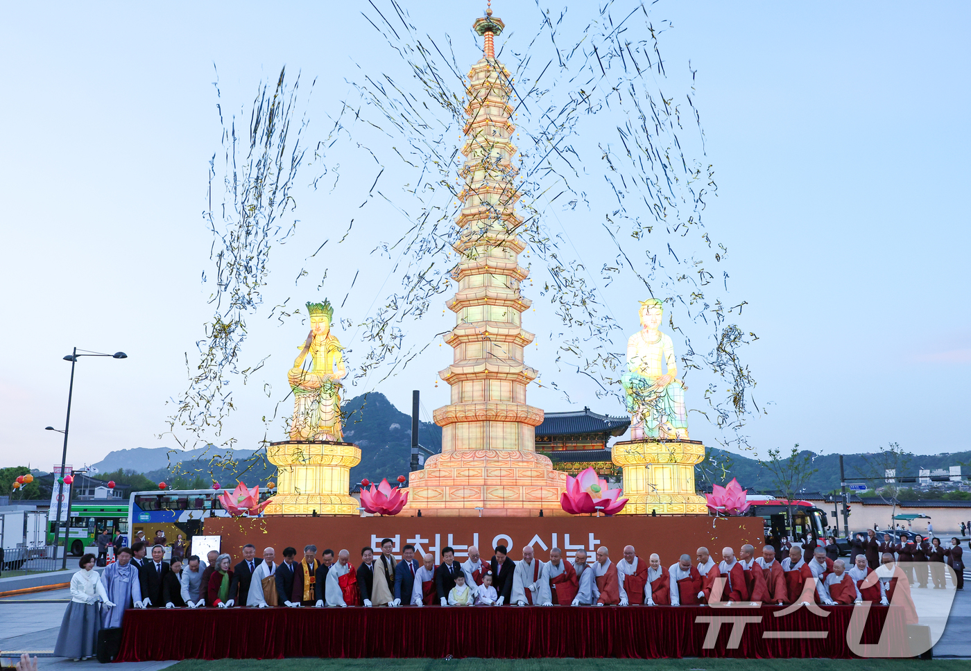 (서울=뉴스1) 안은나 기자 = 조계종 총무원장 진우스님, 오세훈 서울시장, 정동영 통일부 장관을 비롯한 참석자들이 22일 오후 서울 종로구 광화문광장에서 열린 '평화와 화합의 보 …