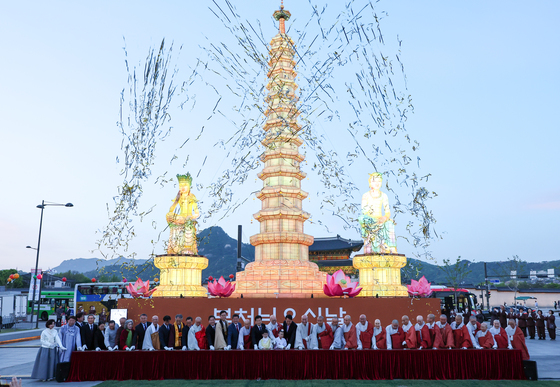 '평화와 화합의 보현사 탑등' 봉축점등