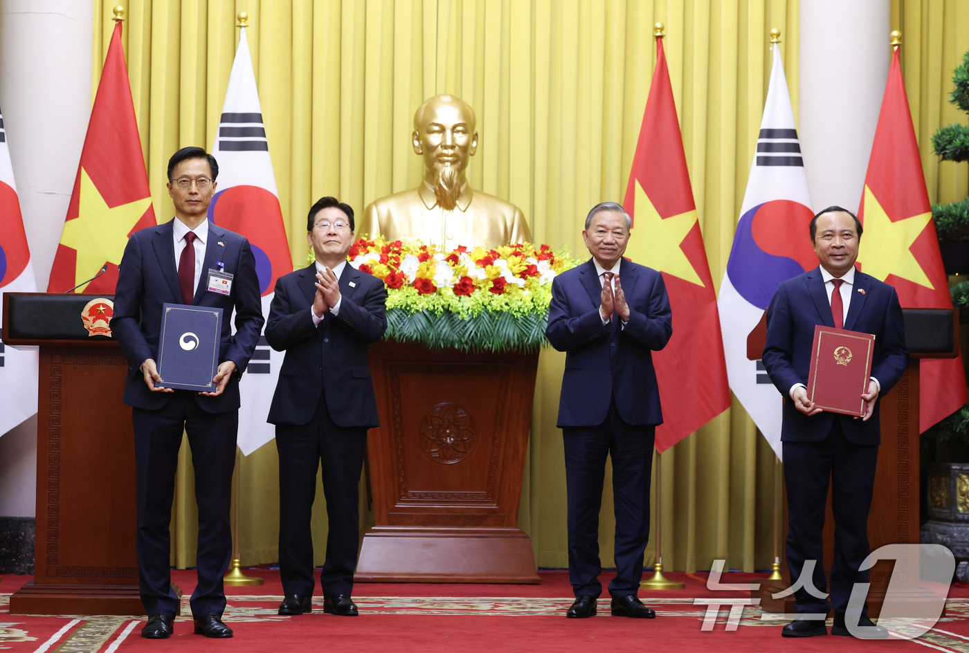 (하노이(베트남)=뉴스1) 이재명 기자 = 이재명 대통령과 또 럼 베트남 당서기장이 참석한 가운데 22일(현지시간) 하노이 주석궁에서 김용선 지식재산처장과 부 하이 꾸언 과학기술부 …