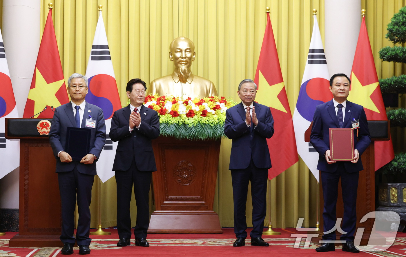 (하노이(베트남)=뉴스1) 이재명 기자 = 이재명 대통령과 또 럼 베트남 당서기장이 참석한 가운데 22일(현지시간) 하노이 주석궁에서 김동철 한국전력공사 사장과 레 응옥 썬 국가산 …