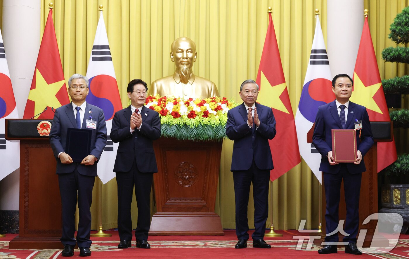본문 이미지 - 이재명 대통령과 또 럼 베트남 당서기장이 참석한 가운데 22일(현지시간) 하노이 주석궁에서 김동철 한국전력공사 사장과 레 응옥 썬 국가산업에너지공사(PVN) 회장이 원전 개발 협력 가능성 검토에 관한 양해각서 협약식을 하고 있다. 2026.4.22 ⓒ 뉴스1 이재명 기자