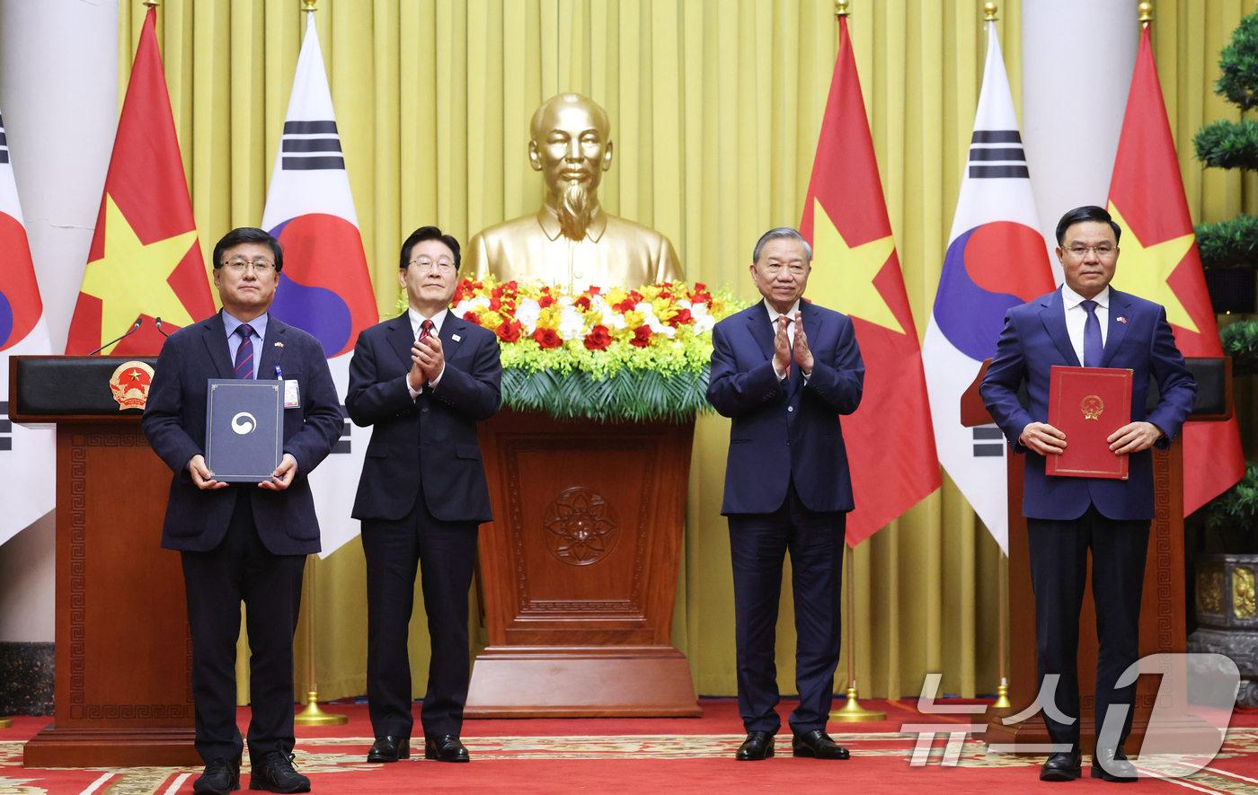 (하노이(베트남)=뉴스1) 이재명 기자 = 이재명 대통령과 또 럼 베트남 당서기장이 참석한 가운데 22일(현지시간) 하노이 주석궁에서 김성환 기후에너지환경부 장관과 레 마잉 훙 산 …