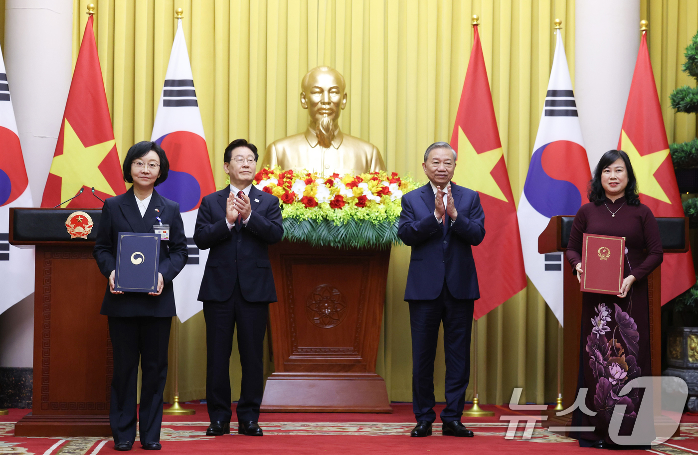 (하노이(베트남)=뉴스1) 이재명 기자 = 이재명 대통령과 또 럼 베트남 당서기장이 참석한 가운데 22일(현지시간) 하노이 주석궁에서 오유경 식품의약품안전처장과 다오 홍 란 보건부 …