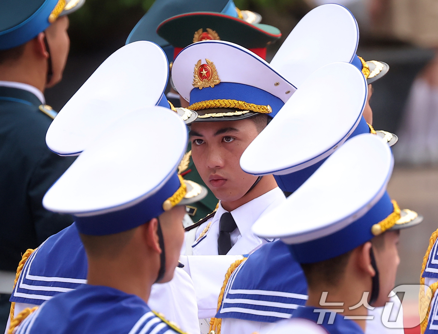 (하노이(베트남)=뉴스1) 이재명 기자 = 22일(현지시간) 베트남 하노이 주석궁에서 열린 이재명 대통령의 국빈 방문 공식환영식에서 의장대원들이 복장을 점검하고 있다. 2026.4 …