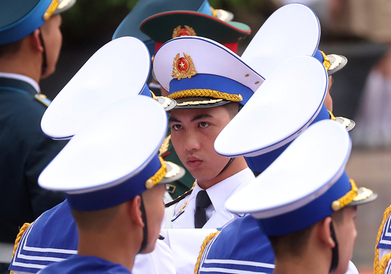 '복장 점검하는 베트남 의장대원들'