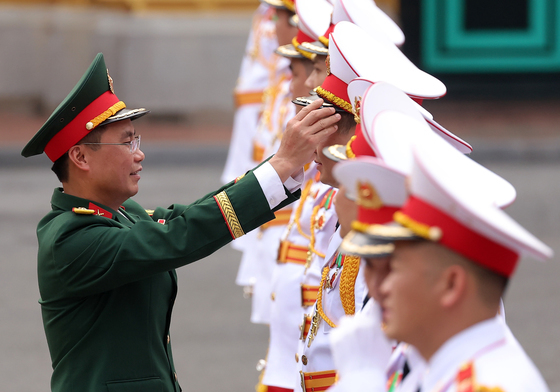 '복장 점검하는 베트남 의장대원들'
