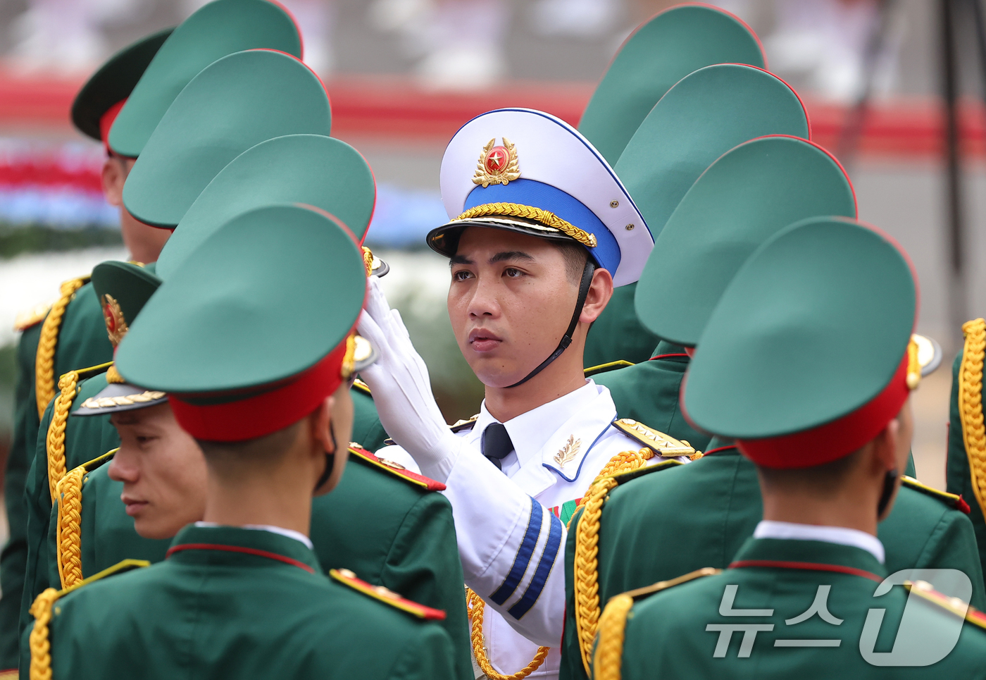 (하노이(베트남)=뉴스1) 이재명 기자 = 22일(현지시간) 베트남 하노이 주석궁에서 열린 이재명 대통령의 국빈 방문 공식환영식에서 의장대원들이 복장을 점검하고 있다. 2026.4 …