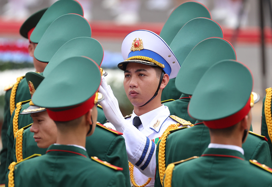 '복장 점검하는 베트남 의장대원들'