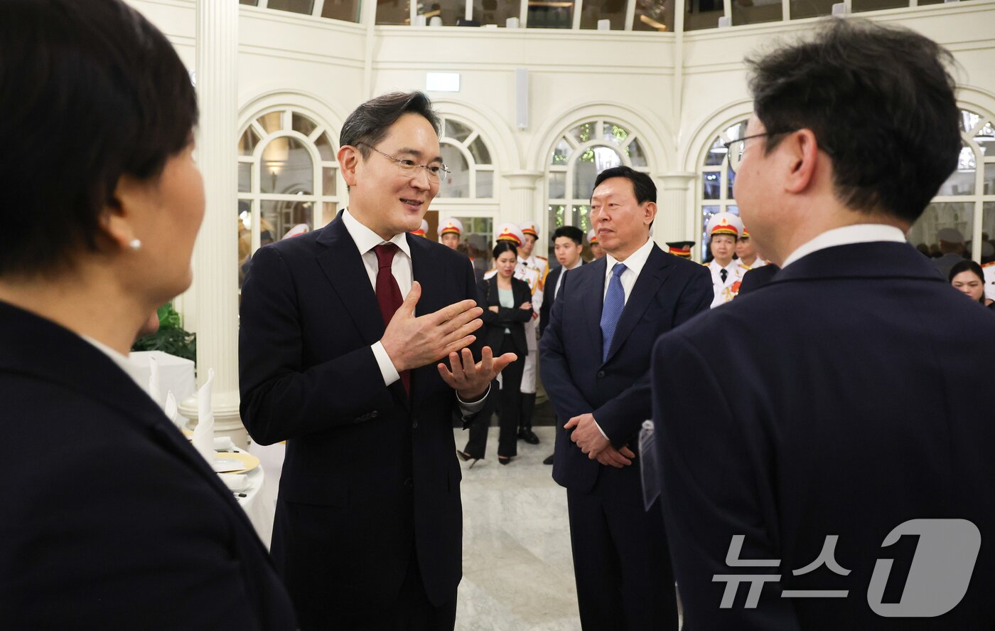 본문 이미지 - 이재용 삼성전자 회장과 이억원 금융위원장이 22일(현지시간) 하노이 영빈관에서 열린 또 럼 베트남 당 서기장 겸 국가주석 주최 국빈만찬에서 대화하고 있다. 2026.4.23 ⓒ 뉴스1 이재명 기자