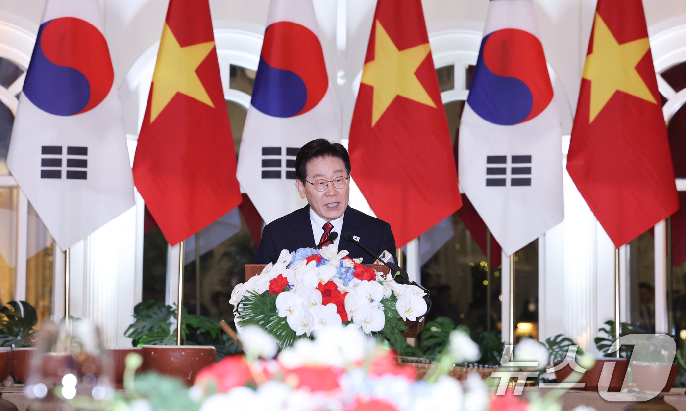 (하노이(베트남)=뉴스1) 이재명 기자 = 이재명 대통령이 22일(현지시간) 하노이 영빈관에서 열린 또 럼 베트남 당 서기장 겸 국가주석 주최 국빈만찬에서 건배사를 하고 있다. 2 …