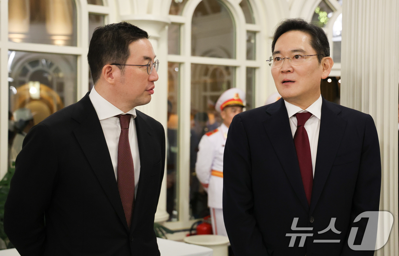 (하노이(베트남)=뉴스1) 이재명 기자 = 이재용 삼성전자 회장과 구광모 LG그룹 회장이 22일(현지시간) 하노이 영빈관에서 열린 또 럼 베트남 당 서기장 겸 국가주석 주최 국빈만 …