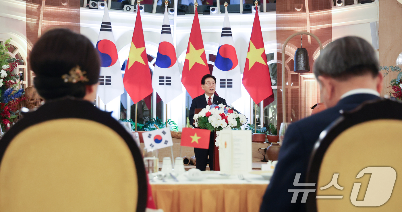 (하노이(베트남)=뉴스1) 이재명 기자 = 이재명 대통령이 22일(현지시간) 하노이 영빈관에서 열린 또 럼 베트남 당 서기장 겸 국가주석 주최 국빈만찬에서 건배사를 하고 있다. 2 …