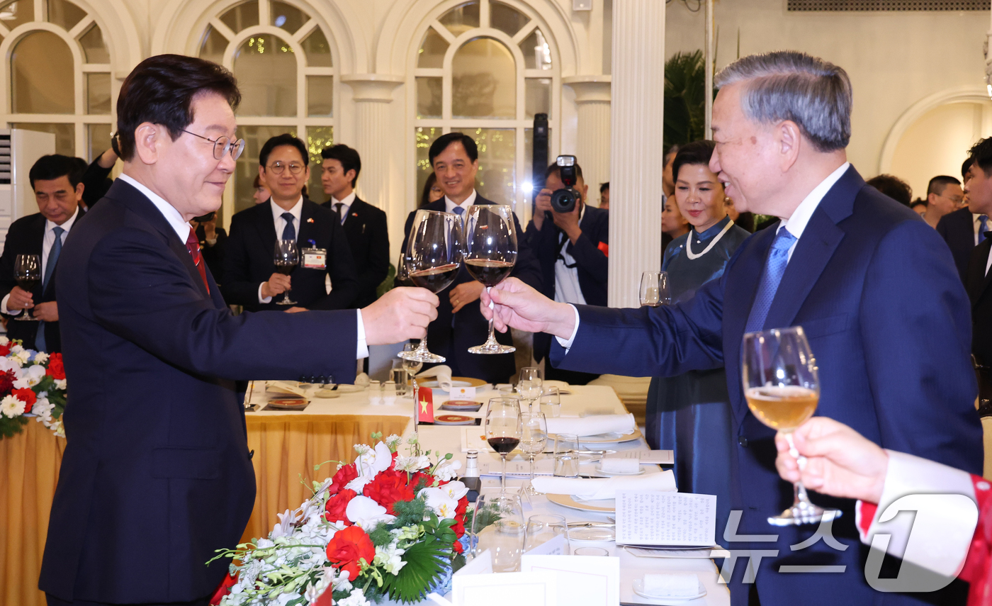 (하노이(베트남)=뉴스1) 이재명 기자 = 이재명 대통령과 또 럼 베트남 당 서기장 겸 국가주석이 22일(현지시간) 하노이 영빈관에서 열린 국빈만찬에서 건배하고 있다. 2026.4 …