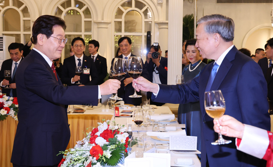 李대통령 "쭉쓲쾌" 또 럼 "감사합니다"…재계 총수 총출동(종합)