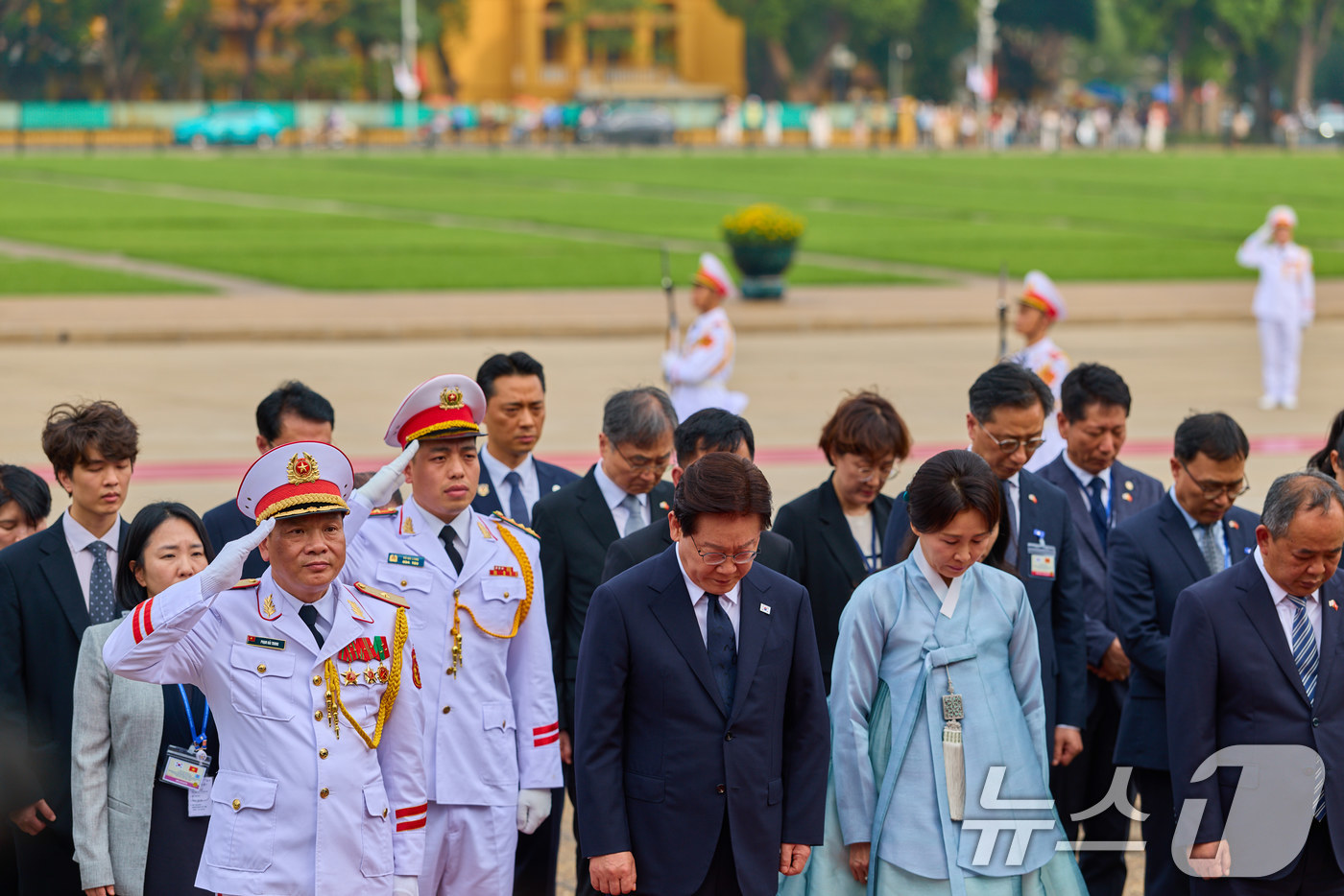 (하노이(베트남)=뉴스1) 이재명 기자 = 베트남을 국빈 방문 중인 이재명 대통령이 22일(현지시간) 호찌민 묘소를 찾아 묵념을 하고 있다. (공동취재) 2026.4.23/뉴스1