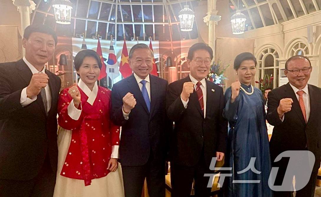 (하노이(베트남)=뉴스1) 이재명 기자 = 이재명 대통령이 22일(현지시간) 하노이 영빈관에서 열린 또 럼 베트남 당 서기장 겸 국가주석 주최 국빈만찬에서 박항서 전 축구감독과 김 …