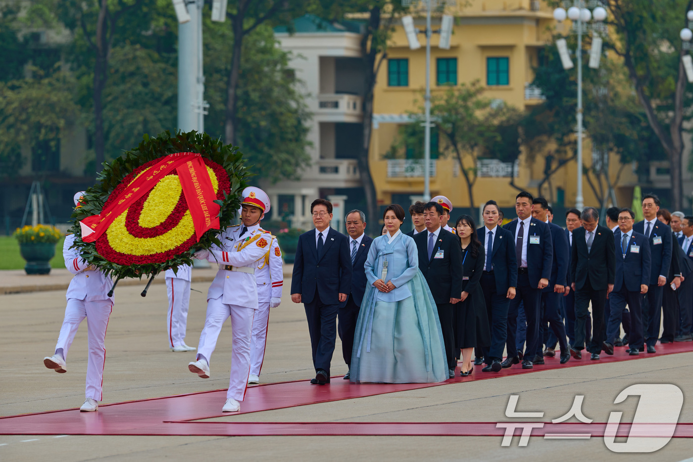 (하노이(베트남)=뉴스1) 이재명 기자 = 베트남을 국빈 방문 중인 이재명 대통령이 22일(현지시간) 호찌민 묘소를 찾아 헌화를 하기 위해 발걸음을 옮기고 있다. (공동취재) 20 …