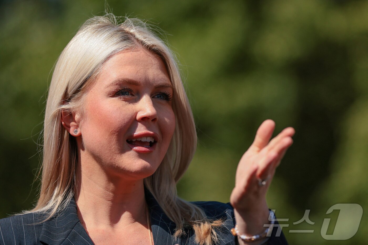 본문 이미지 - 캐롤라인 레빗 미국 백악관 대변인이 22일(현지시간) 워싱턴DC 백악관 경내에서 기자들의 질문에 답하고 있다. 2026.04.22. ⓒ 로이터=뉴스1