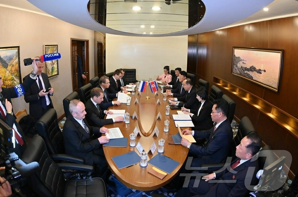 (평양 노동신문=뉴스1) = 북한 노동당 기관지 노동신문은 23일 원산 갈마지구에서 북한과 러시아가 친선병원 건설 등을 논의하는 부문별 실무면담을 진행했다고 보도했다. [국내에서만 …