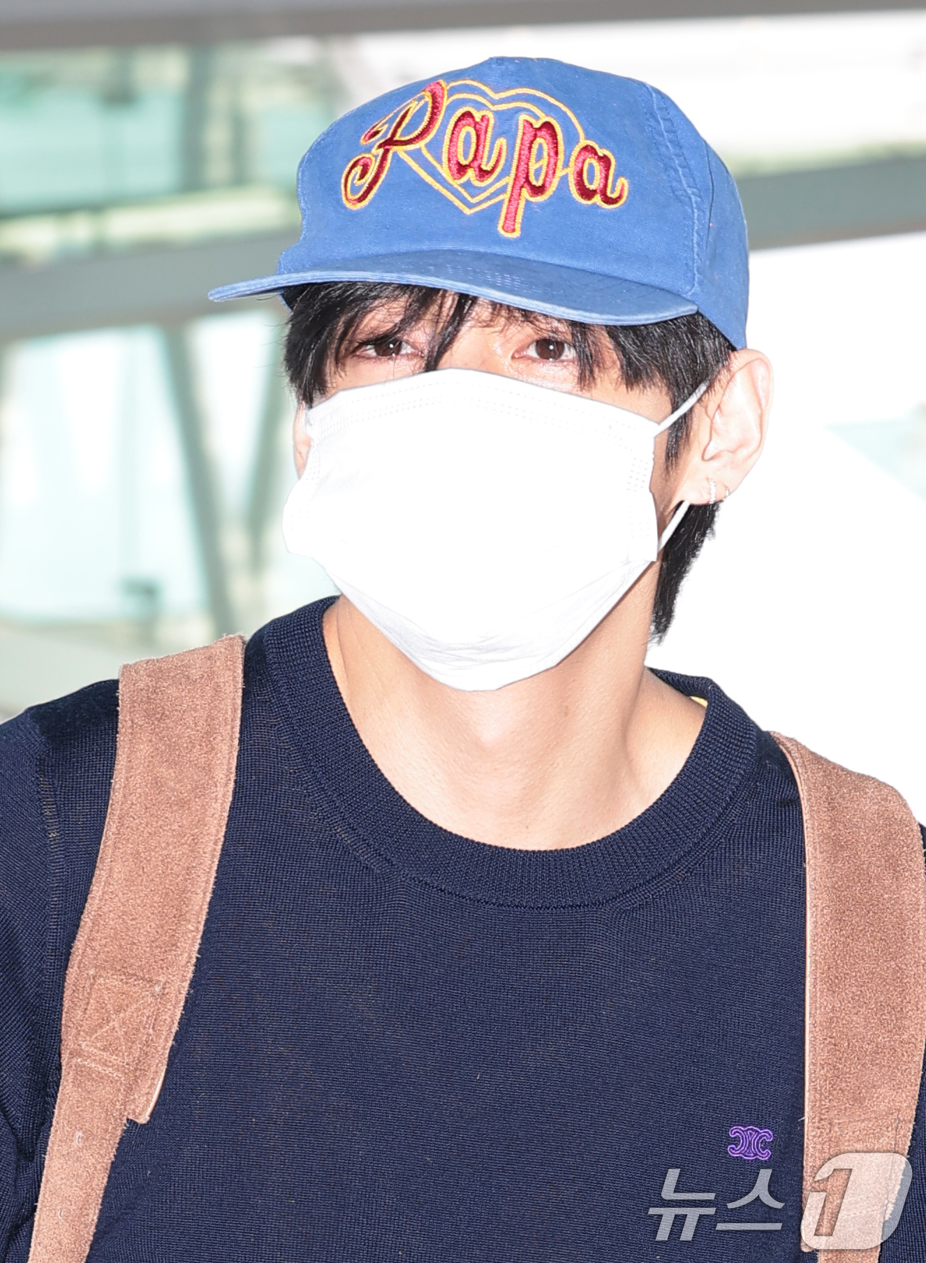 (인천공항=뉴스1) 권현진 기자 = 방탄소년단(BTS) 뷔가 22일 해외 일정을 위해 인천공항을 통해 미국 애틀란타로 출국하고 있다. 2026.4.23/뉴스1