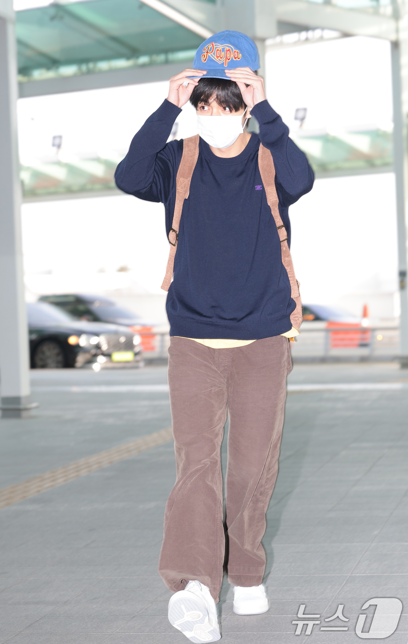 (인천공항=뉴스1) 권현진 기자 = 방탄소년단(BTS) 뷔가 22일 해외 일정을 위해 인천공항을 통해 미국 애틀란타로 출국하고 있다. 2026.4.23/뉴스1